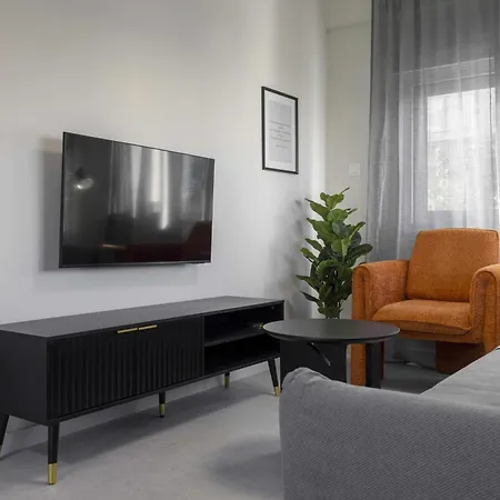 Phaedrus Living Mini Art House Da Vinci Apartment *